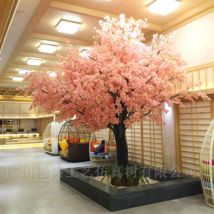 門店內(nèi)裝飾這樣的仿真樹，確是不錯的選擇