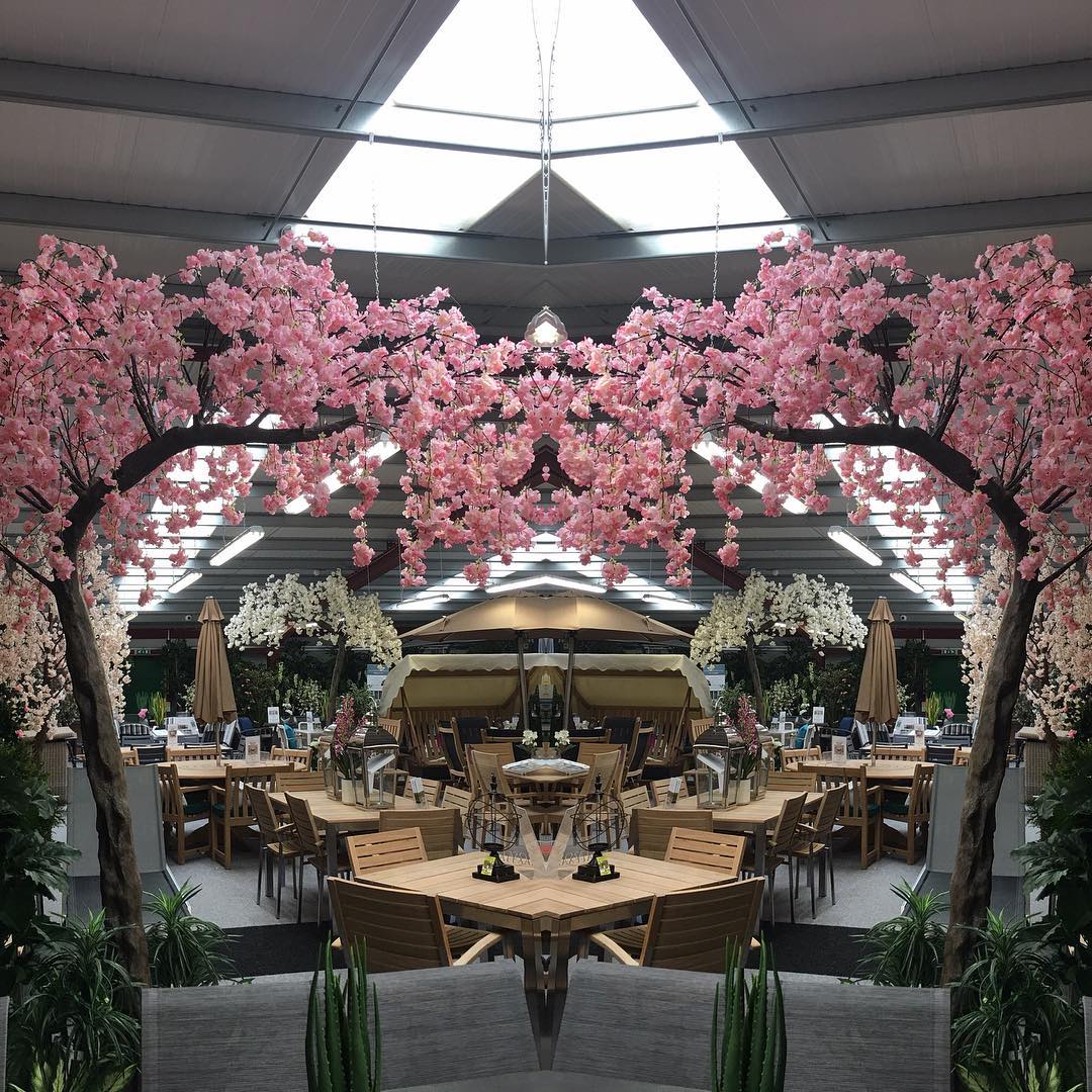 門店內(nèi)裝飾這樣的仿真樹，確是不錯的選擇